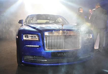 رائد في كواليس حفل إطلاق سيارة Wraith من رولز رويس